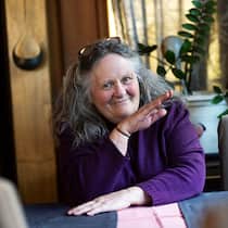 Ihr Dorf wird geräumt – dank einem Kniff kann sie bleiben Gisella Nünlist, neue Gemeinderätin von Mitholz und Wirtin des Restaurants Balmhorn; Mitholz-Serie: Zwischen Beiz und Dorfpolitik Das Dorf wird geräumt – dank einem Trick darf sie bleiben Gisella Nünlist wurde mit neun Stimmen in den Gemeinderat gewählt. Deshalb darf sie in Mitholz bleiben, das wegen Explosionsgefahr geräumt wird. Eine Begegnung am Beizentisch.