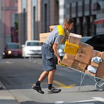Wenn der Pöstler nicht mehr klingelt Paketzusteller bei der Arbeit