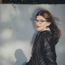 … was bleibt, wenn die Zwillingsschwester stirbt? Porträt von Zoë Zambon - Sie ist ein eineiiger Zwilling. Ihre Schwester Lea starb neun Wochen nach der Geburt – sie waren beide Frühchen. Dieser Verlust beeinflusst die 27-Jährige bis heute