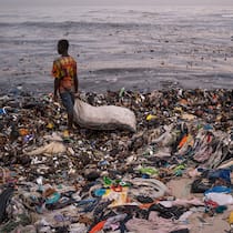 Wie ein paar Rappen den Kleiderabfall reduzieren sollen Textil- und Plastikabfälle an der Küste von Ghana bei Accra