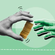 PK-Rente oder Kapital – was sich für Sie lohnt Eine Hand reicht einer anderen Hand einen Stapel mit Münzen. Immer mehr Pensionierte entscheiden sich dafür, das in der Pensionskasse angesparte Altersguthaben als Kapital zu beziehen statt als Rente. Warum das so ist und wie Sie sich entscheiden können