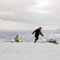 «Krisen können uns auch resilienter machen» Alter Mann zieht Kind auf Schlitten - Trennung, Umzug, Pensionierung: Wer früh lernt, Veränderungen zu meistern, kann sich auch im Alter leichter auf Neues einstellen, erklärt Psychologin Pasqualina Perrig-Chiello