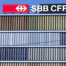 SBB-Durchsage könnte Suizidrate erhöhen Das Logo der SBB fotografiert an deren Hauptsitz fotografiert anlaesslich der Baustellenbesichtigung der oestlichen Zufahrtsstrecke zum Bahnhof Bern, die Entflechtung Wylerfeld, am Mittwoch, 24. August 2016, in Bern. Die SBB erstellt von 2016 bis 202…