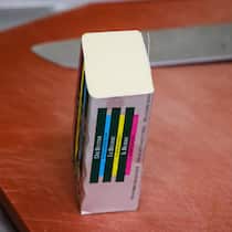 Der Milchpreis sinkt – doch Butter bleibt teuer Ein Block Butter auf einem Schneidebreitt - Seit Februar erhalten Bauern weniger für ihre Milch. Doch die Detailhändler geben die Preissenkung nicht immer weiter. Das zeigt der Beobachter-Preis-Check