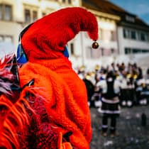 Muss ich Fasnachtslärm dulden? Menschen feiern Fasnacht