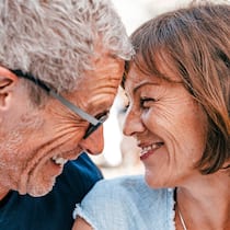 Lohnt sich eine Scheidung? Ehepaar schaut sich in die Augen