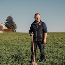 Gewässerschutz – St. Galler Gemeinde findet Bauernopfer Roger Zingg auf seinem Feld - In Gossau SG erfüllt das Wasser aus einer Quelle die Anforderungen für Trinkwasser nicht – und wird trotzdem getrunken: Die Geschichte von Geheimniskrämerei, Rechtsstreit und einem Bauernopfer, das nicht klein beigibt