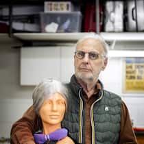 «Knopf drücken, es knallt, man wird ohnmächtig und stirbt» HILLEGOM - A portrait of designer Philip Nitschke with a special collar containing inflatable balloons that can compress the carotid arteries. The Cooperative Last Will CLW is offering this collar to its members as a new method for ending one s own l…