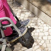 Architekturbüro baut Stolperschwellen ins Pflegeheim Rollstuhlfahrer vor einer Schwelle - Nach einer Sanierung klafft im Wohnheim plötzlich eine Kante zwischen Gang und Zimmer. Wer haftet für die teure Mängelbehebung? Das Bundesgericht schafft Klarheit