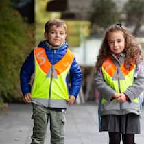 Der erste Tag im Kindergarten – so unterstützen Sie Ihr Kind Junge und Mädchen unterwegs - Der Kindergarten ist eine erste Bewährungsprobe für Klein und Gross. Welche Fähigkeiten ein Kind vorher lernen sollte