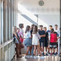 Tessin macht Schluss mit der Selektion an den Sekundarschulen Kinder der Scuola Media in Mendrisio- Schluss mit Selektion! Ab 2032 soll es im Kanton Tessin kein A- oder B-Niveau mehr geben. Das Ziel: gleiche Chancen für alle. Damit unterstreicht der Südkanton seine Pionierrolle
