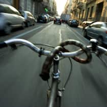 Darf ich in leicht betrunkenem Zustand Velo fahren? Verwackelte Strasse aus Sicht eines Velofahrers - Damit ich trinken kann, fahre ich mit dem Velo zum Public Viewing. Was, wenn mich die Polizei mit zu viel Promille auf dem Rückweg erwischt