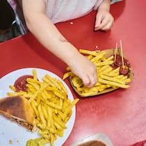 So tickt die Schweiz Kind ist Pommes frites, man sieht nur die Hände - Was macht die Schweiz aus? Natur, Sicherheit, Demokratie. Und wie ticken die Menschen hier? Sie sind bodenständig und fleissig – und wünschen sich insgeheim, dass alles so bleibt, wie es ist