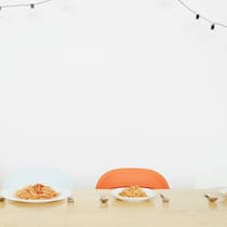 Dank Spenden Betreuung für die Kinder Gedeckter Kindertisch - Damit eine alleinerziehende Mutter von drei Kindern Geld verdienen kann, zahlt die Stiftung SOS Beobachter etwas an den Mittagstisch