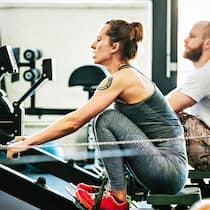 Ständerat hält an Fessel-Abos fest Frau und Mann trainieren in Fitnesscenter