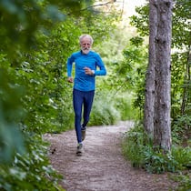 Bewegung ist die beste Prävention Ein älterer Mann joggt durch den Wald.