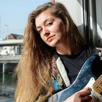 Der Durchbruch muss warten Sängerin Dana Burkhard mit Gitarre.