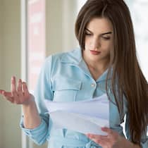 Inkassobüro gerät an die Falsche Frau ist irritiert, als sie Brief liest