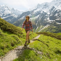 Bergtour ohne Tortur Eine Frau wandert in den Schweizer Bergen.