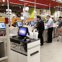 Streit um Wienerli 17.05.2019 SCHWEIZ , Self - Scanning Automaten in einer Migros Filiale *** 17 05 2019 SWITZERLAND , Self-scanning machines in a Migros store
