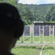 Darum geht es beim Waffengesetz Ein Schütze schaut auf die Zielscheibe beim Eidgenössischen Feldschiessen 2018