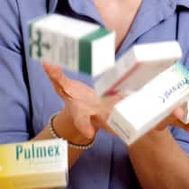 Welche abgelaufenen Medikamente Sie noch nehmen können – und welche nicht Eine Frau wirft ein paar Schachtel Medikamente weg. Abgelaufene Arzneimittel muss man nicht zwingend wegwerfen, oft sind sie noch über das Ablaufdatum hinaus wirksam.