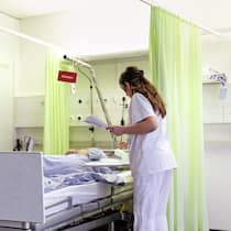 Pflegeausbildung beliebter denn je, aber ... Pflegefachfrau spricht mit Patient