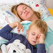«Spätes Schlafengehen ist nicht zwingend ungesund» Mutter liegt mit Kind im Bett