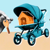 So ist Ihr Haus sicher, auch wenn Sie weg sind Ein Mini-Haus ist in einem Kinderwagen für Babys abgelegt und zwei Hände halten einen Hausschlüssel hoch. Wer in die Ferien verreist, sollte sich darum kümmern, wer während der Abwesenheit auf Haus, Garten oder allenfalls auch zu Haustieren schaut.