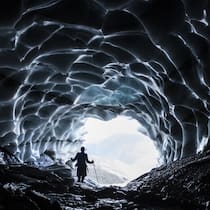 Macht die Hitze die Berge gefährlicher? Macht die Hitze die Berge gefährlich? Ein Mann wandert durch die Höhle des Sardonagletschers bei Vättis SG.