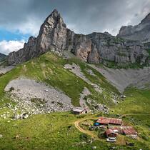 Hier wandern Sie durch die Kult-Filmkulissen der Schweiz Alp Mettenen UR: Hier wurde für die Filme «Sennentuntschi» und «Hoehenfeuer» gedreht
