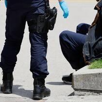 Polizei dringt in Wohnung ein – Klatsche für Zürcher Justiz Polizist der Stadtpolizei Zuerich neben einem Passanten mit Handschellen, aufgenommen am 16. Juni 2024 in Zuerich. (Keystone/Manuel Geisser)