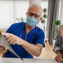 Habe ich einen Anspruch? Ein junger Mann bespricht mit seinem Arzt seine Erkrankung.