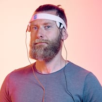 Er macht sein Leben zum Experiment Biohacker Rolf Duda mit einem Sensor-Kopfband.