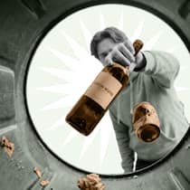 Sind Sie ein Recycling-Profi? Blick aus dem Abfalleimer: Mann wirft Flasche und Aludose rein - Am 18. März ist Recycling Day. Da wollen wir doch mal Ihr Wissen prüfen: Wie werden Medikamente, Öl oder Pfannen richtig entsorgt? Stellen Sie sich den Fragen im Beobachter-Quiz