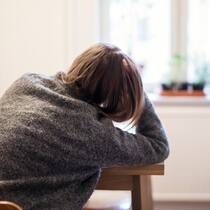 Dank Spenden endlich etwas Erholung Frau sitzt niedergeschlagen am Tisch