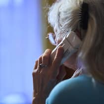 Neun Franken Unterschied – Witwe muss um 13. AHV-Rente kämpfen Die Witwe am Telefonieren von schräg hinten - Weil sie eine Witwenrente bekommt, sollte Eva Müller keine 13. AHV-Rente erhalten. Doch sie gab nicht klein bei. Rund 10’000 Personen in der Schweiz könnten ebenfalls betroffen sein