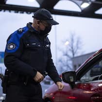 Was muss ich bei der Rückreise in die Schweiz beachten? Ein Schweizer Grenzwächter kontrolliert einen Autofahrer am Zoll in Au im Kanton St. Gallen.