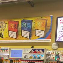«Keine Werbekampagne» für Zigaretten zielt auf Jugendliche Grossflächige «Bay»-Zigarettenwerbung im Coop Pronto