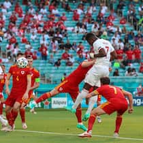 Uefa geht auf Distanz, Migros nicht epa09264595 Breel Embolo (C-R) of Switzerland scores the 1-0 lead during the UEFA EURO 2020 group A preliminary round soccer match between Wales and Switzerland in Baku, Azerbaijan, 12 June 2021. EPA/Tolga Bozoglu / POOL (RESTRICTIONS: For editorial news reporting purposes only. Images must appear as still images and must not emulate match action video footage. Photographs published in online publications shall have an interval of at least 20 seconds between the posting.)