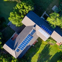 Die Heizung der Zukunft Ein grosses Einfamilienhaus mit Fotovoltaikanlagen auf dem Dach.