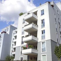 Wem gehört was? Mehrstöckiges Haus mit Balkonen