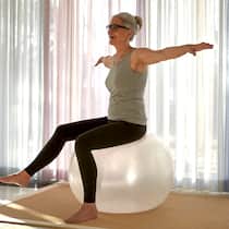 Die Kraft, die aus der Mitte kommt Eine Frau sitzt auf einem Gymnastikball und macht Übungen für ihren Beckenboden.