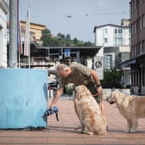 Jetzt droht auch jenseits des Gotthards ein Pipi-Gate Mann giesst in Chiasso Wasser über Hunde-Pipi - Am Bahnhof Müllheim-Wigoltingen könnte bald jeder mit einer Wasserflasche unterwegs sein. Der Grund? Ein teures Umbauprojekt mit einem kleinen Mangel – und eine neue Regel in Chiasso