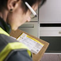 Zürcher Gericht stellt eine unschuldige Frau öffentlich bloss Eine Pöstlerin stellt ein Paket in den Milchkasten - Ein Brief kam zurück, da publizierte die Justiz den Namen einer Zeugin im Amtsblatt. Ein Fehler, entscheidet das Bundesgericht: Die beschlagnahmten Daten sind für die Ermittler nun tabu