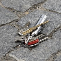 Schlüssel verloren – was gilt jetzt? Ein Hausschlüssel liegt auf dem Boden. Geht ein Schlüssel für eine Mietwohnung verloren, stellt sich schnell die Frage, ob die Mieterin dafür aufkommen muss.