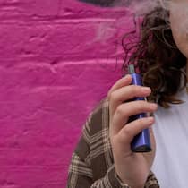 «Eltern sollten klar sagen, dass sie gegen Vapes und Zigaretten sind» Junge Raucherin: Rund ein Viertel aller 15-Jährigen raucht regelmässig E-Zigaretten oder konsumiert Snus. Das zeigt eine neue Studie.