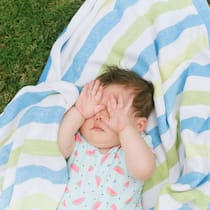 Eltern zweiter Klasse Baby hält sich Hände vor die Augen