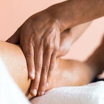 Der Bund macht Therapeuten sauer Hand eines Physiotherapeuten massiert ein Bein