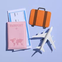 Flug buchen – am besten direkt bei der Airline Ein Miniature-Flugzeug, ein Flugticket, ein Reisepass sowie eine Reisekoffer liegen vor einem blauen Hintergrund - Wer in die Ferien fliegt, findet ein günstiges Ticket über eine Vermittlungsplattform. Gibt es beim Flug jedoch ein Problem aufgrund einer Anpassung im Flugplan, steht oft die Frage im Raum, wer dafür zuständig ist – die Drittplattform, über die gebucht wurde oder die Airline? Der Beobachter erklärt, was in diesem Fall gilt.